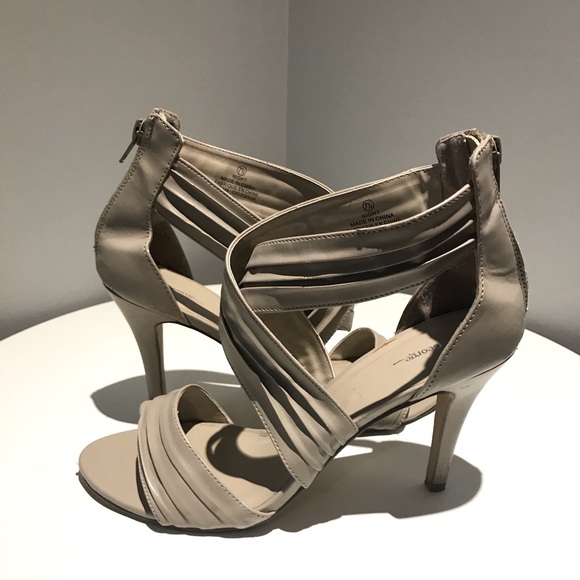 Cream heels - Picture 1 of 6